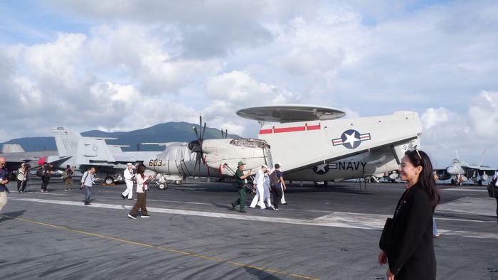 Các phóng viên báo chí được hướng dẫn, tham quan trên boong tàu sân bay USS George Washington. Ảnh: Nguyễn Thành