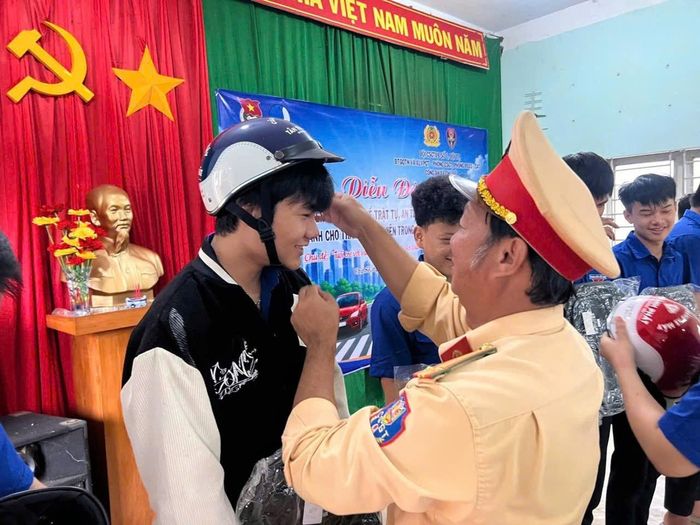 Đội CSGT đường bộ số 1 trao tặng mũ bảo hiểm.
