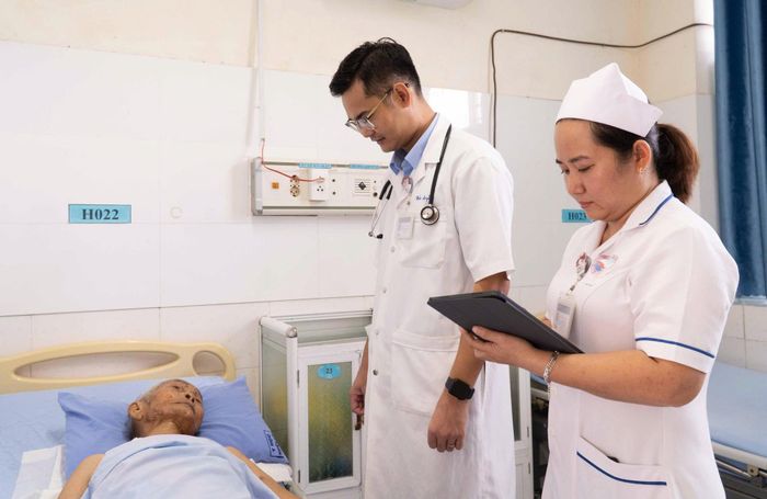 Các bác sĩ Bệnh viện Việt – Hàn Đà Nẵng theo dõi, thăm khám sức khỏe cho người bệnh trong quá trình điều trị.