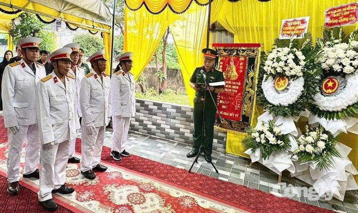 Đón liệt sĩ Thái Hữu Tứ về quê hương sau 60 năm an nghỉ nơi đất bạn.