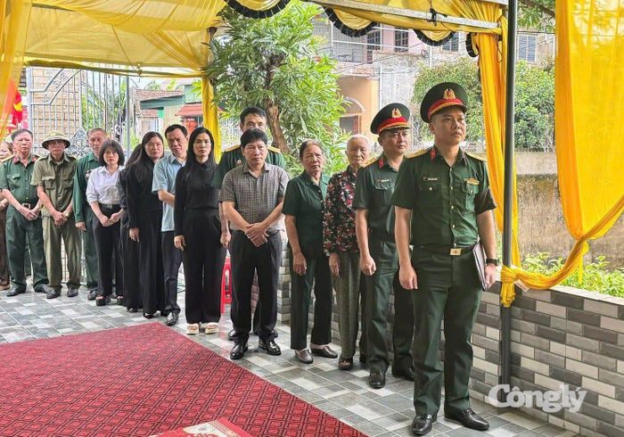 Chính quyền phường Thành Vinh, cùng đông đảo nhân dân đã dâng hương, bày tỏ lòng tri ân sâu sắc trước sự hy sinh cao cả của liệt sĩ Thái Hữu Tứ.