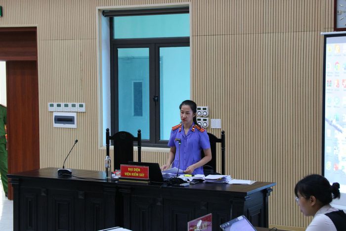 Đại diện VKSND công bố cáo trạng.