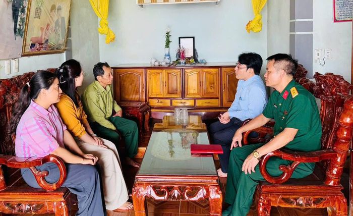 Đoàn công tác của UBND xã Anh Sơn kiểm tra hiện trường, thu thập thông tin phục vụ công tác xác minh phần mộ nghi của liệt sĩ.