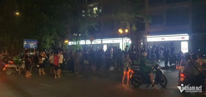 23h, nhiều người dân vẫn tập trung theo dõi vụ việc. Ảnh: T.D.