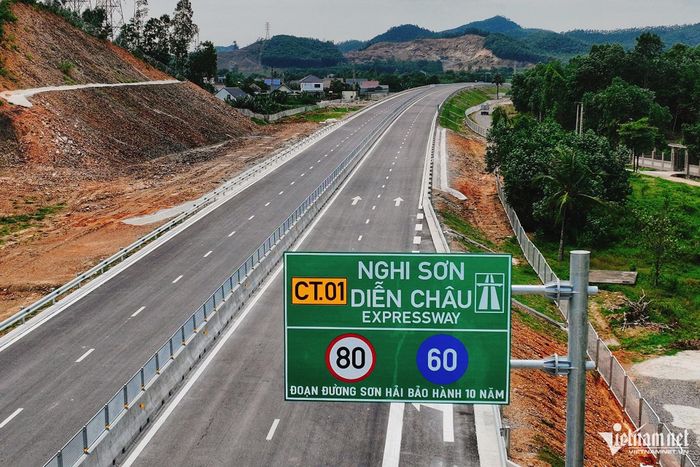 Chuyên gia cho rằng: Cần dồn lực sớm hoàn thiện cao tốc Bắc - Nam còn 2-4 làn xe hạn chế. Ảnh: Hoàng Hà.