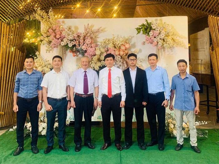 Anh Lâm (ngoài cùng bên phải) và anh Thái (ngoài cùng bên trái), anh Thụy (thứ 2 từ trái sang) bên các thành viên khác trong gia đình