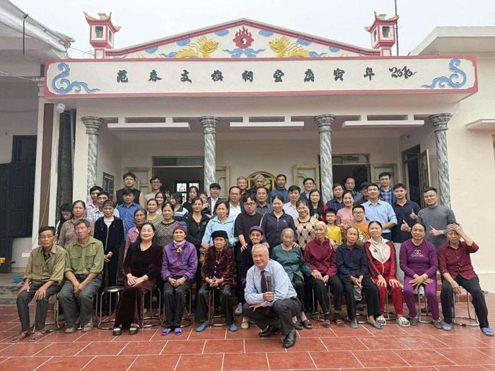 Đại gia đình anh Lâm chụp ảnh kỷ niệm trước căn nhà từ đường