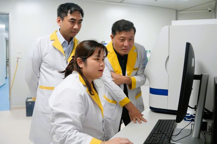 Các nhà nghiên cứu của dự án kiểm tra kết quả giải mã gen tại phòng thí nghiệm. Ảnh: NVCC.