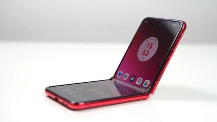 Một chiếc điện thoại gập Motorola RAZR. Ảnh: Shutterstock