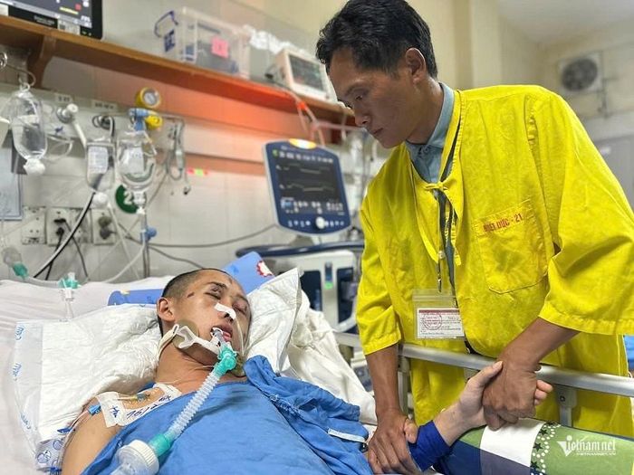 Anh Khá vừa ở viện chăm sóc vừa chạy vạy vay mượn lo chi phí điều trị cho con