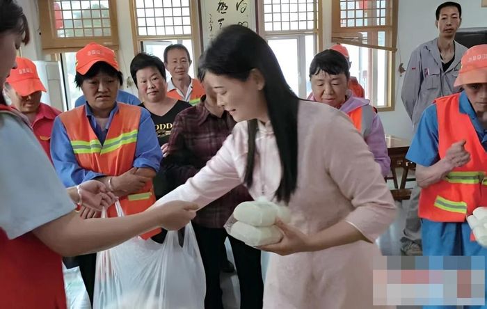Người phụ nữ từng có hoàn cảnh khó khăn nhưng sau đó chị vẫn tích cực đi làm từ thiện. Ảnh: 163