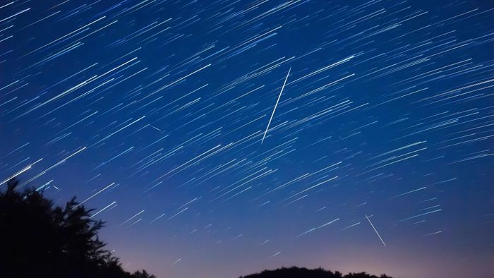 Mưa sao băng tạo nên những khoảnh khắc ngoạn mục trên bầu trời đêm. Ảnh: Shutterstock