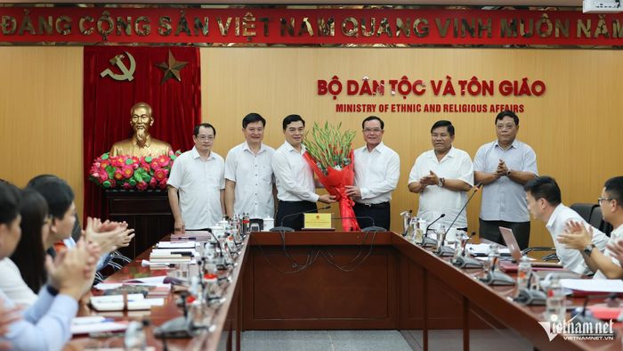 Tại hội nghị, Ban Thường vụ Đảng ủy, lãnh đạo Bộ đã tặng hoa chúc mừng đồng chí Nguyễn Hoài Anh - Ủy viên Trung ương Đảng, Phó Bí thư Thường trực Đảng ủy, Thứ trưởng Thường trực Bộ Dân tộc và Tôn giáo. Ảnh: Lê Anh Dũng