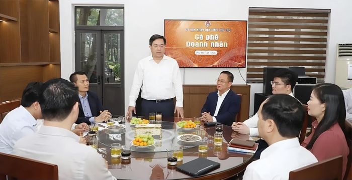 Chủ tịch UBND tỉnh Phú Thọ Trần Duy Đông trao đổi tại buổi cà phê doanh nhân. Ảnh: Báo Phú Thọ
