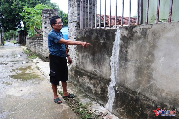 Tường bị nứt, ông Nguyễn Quốc Luy tự lấy xi măng để gắn lại.
