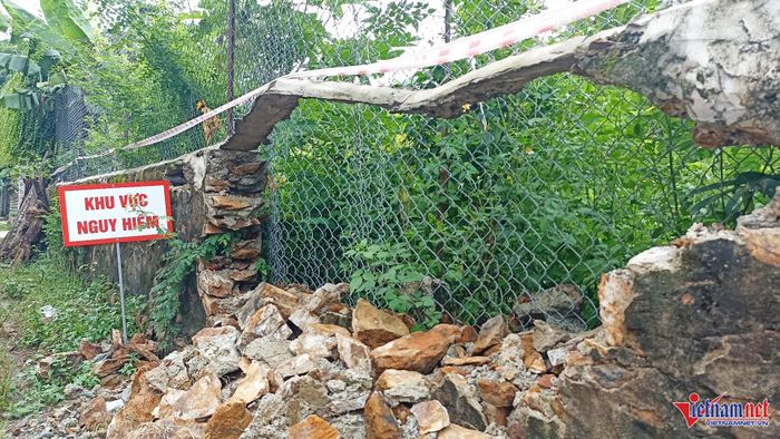 Bức tường xây bị đổ sập từng là nơi xuất hiện hố sụt lún.