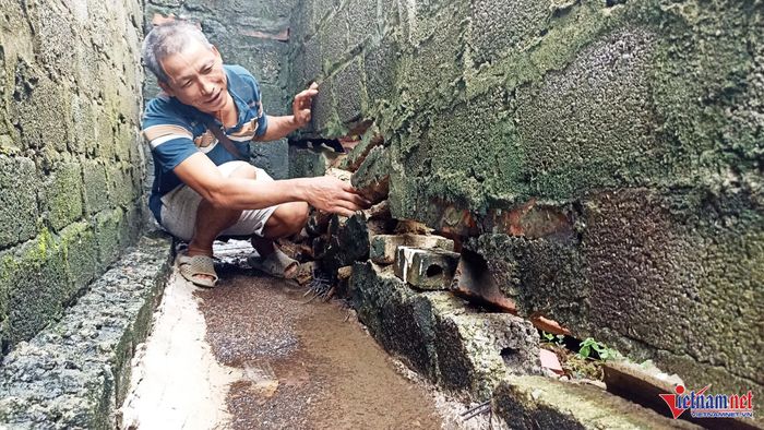 Bức tường kiên cố phía sau nhà gia đình ông Đinh Văn Sỹ bị đứt gãy.