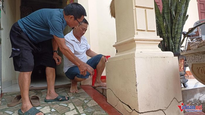 Chân cột nhà bị nứt toác khiến các hộ dân lo lắng, bất an.
