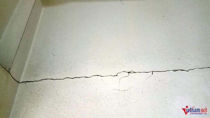 Nhiều nhà dân bị nứt, đứt gãy ngang tường nhà và các công trình.
