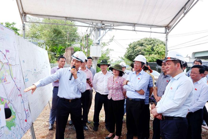 Đoàn khảo sát của Quốc hội khảo sát các dự án tại TPHCM hồi tháng 5. Ảnh: ĐBND