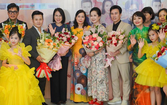 Đồng hành trong hành trình trao yêu thương với nghệ sĩ Trà My còn có NSND Lan Hương, ca sĩ Ngọc Ký, Minh Tâm, Minh Đức, Ngọc My, Lê Tâm và các em thiếu nhi...