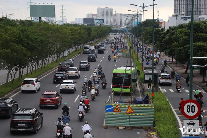 3 lô cốt phục vụ thi công khoan khảo sát địa chất tuyến metro số 6 (Tân Sơn Nhất - Phú Hữu) trên đường Phạm Văn Đồng, đoạn qua phường Hiệp Bình (TPHCM). Ảnh: Tuấn Kiệt
