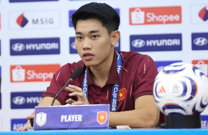 Đình Bắc phát biểu trước trận đấu. Ảnh: Hải Hoàng