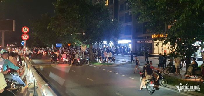 Khi phát hiện nam thanh niên tử vong có rất đông người dân theo dõi dưới chân tòa nhà. Ảnh: T.D.