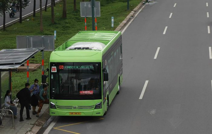 Hành khách đi xe buýt miến phí vé trên đường Phạm Văn Đồng. Ảnh: TK