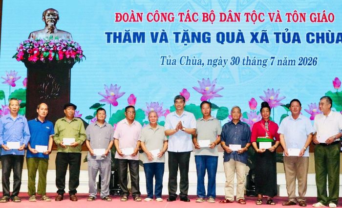 Thứ trưởng Y Vinh Tơr trao quà cho Người có uy tín của xã Tùa Chùa