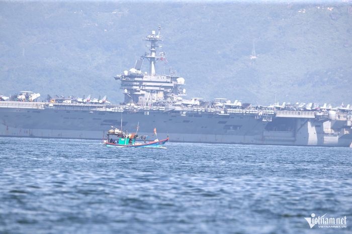 Tàu sân bay USS George Washington đang neo tại vịnh Đà Nẵng