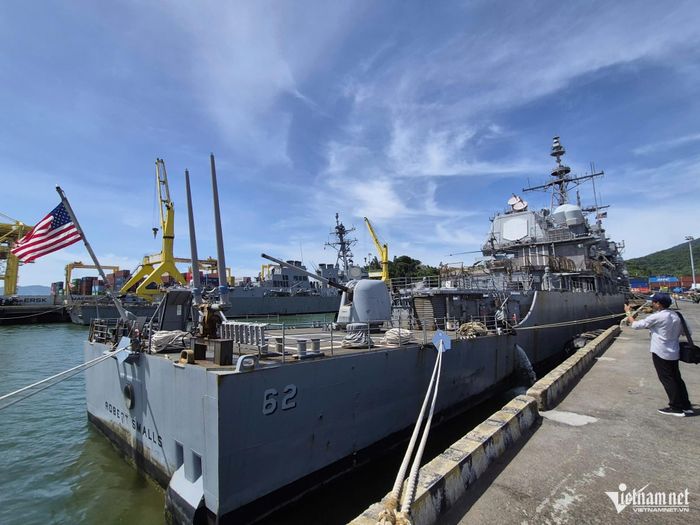  Tàu tuần dương USS Robert Smalls (CG 62) và tàu khu trục USS Shoup (DDG 86) cập cảng Tiên Sa, tham dự lễ đón