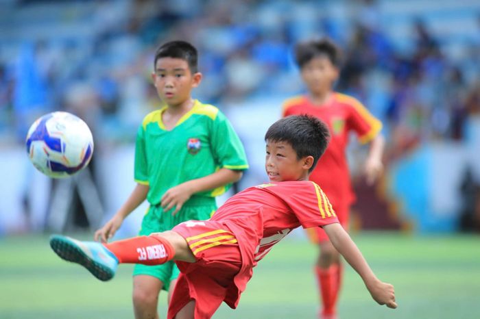 Nhiều tuyển trạch viên săn tìm tài năng nhí cho bóng đá Việt Nam trong tương lai
