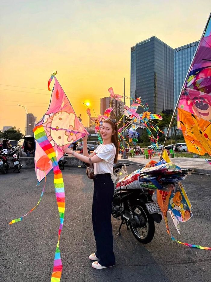 Thúy Ngân tận hưởng buổi chiều thư thái với hoạt động thả diều ngoài trời, tận hưởng không khí mùa hè cùng những người thân yêu bên cạnh.