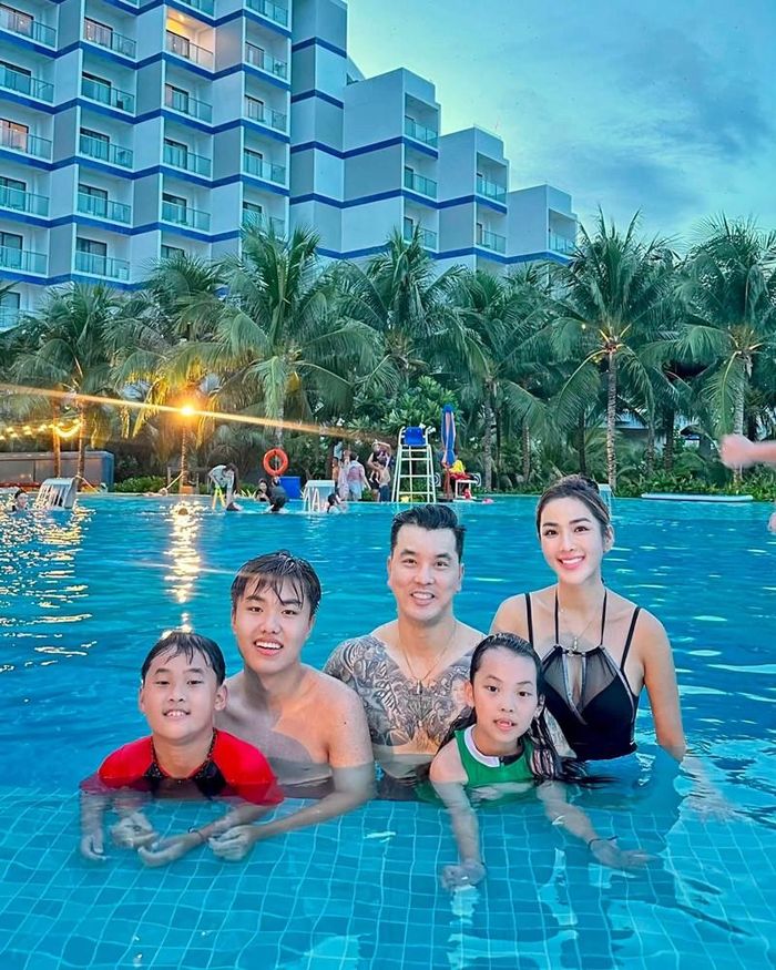 Gia đình Ưng Hoàng Phúc và Kim Cương kết thúc chuyến du lịch Cam Ranh.