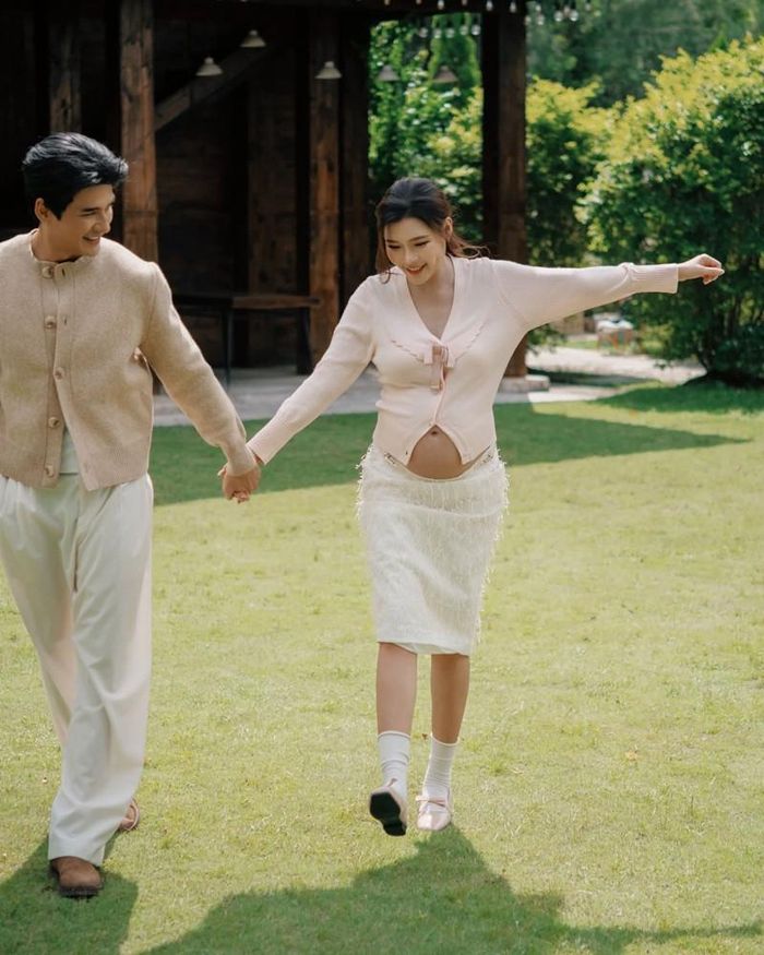 Lương Thế Thành âu yếm bên vợ Thúy Diễm, tận hưởng khoảnh khắc ngọt ngào trước khi vợ chuẩn bị sinh nở.