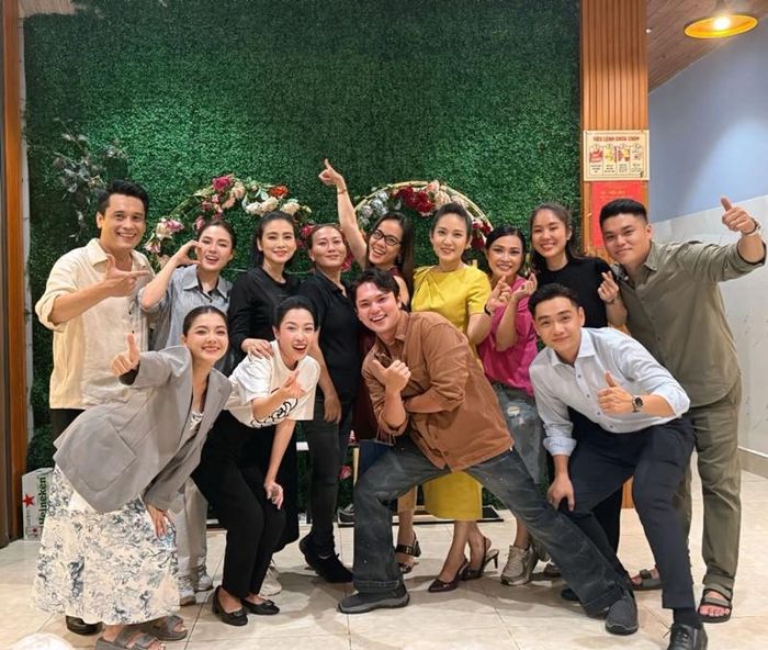 Lê Phương cùng đồng nghiệp hoàn thành tốt một chương trình mà cả 2 vợ chồng cùng tham gia, để lại nhiều kỷ niệm đẹp và ý nghĩa.