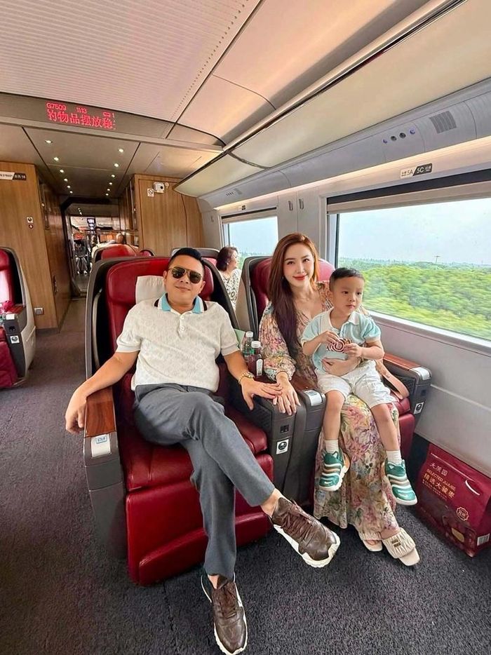 Bảo Thy hài hước than thở việc ông xã ít khi chủ động rủ chụp ảnh lưu niệm mỗi khi cả 2 đi du lịch cùng nhau.