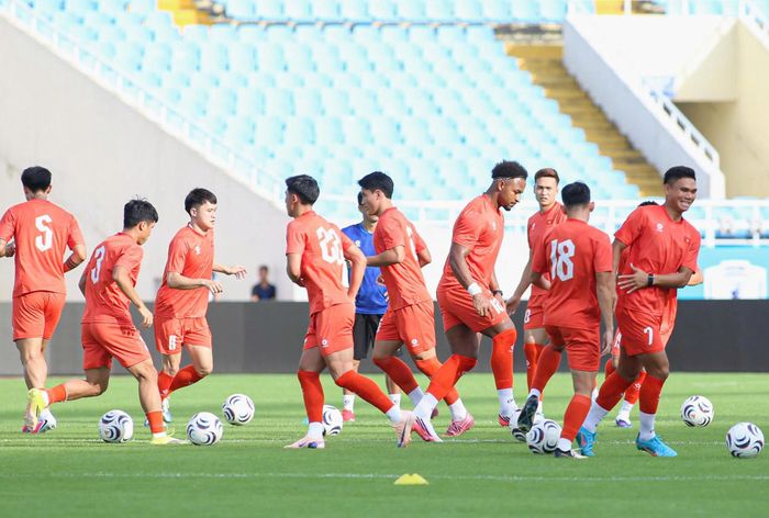 Tuyển Việt Nam sau đó bước vào bài khởi động.