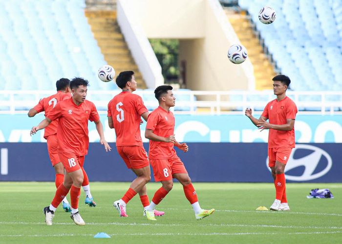 Tuyển Việt Nam trước đó cũng có 2 buổi tập kín. Nhà ĐKVĐ muốn giấu bài triệt để trước trận đấu mang tính bản lề với Singapore.