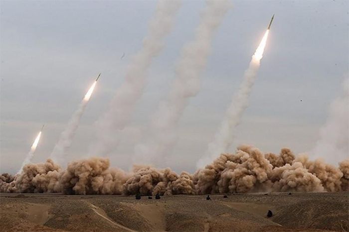 IRGC phóng tên lửa tấn công các mục tiêu Mỹ ở Vùng Vịnh. Ảnh: Tasnim