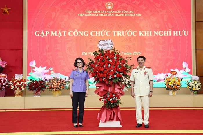 Đồng chí Nguyễn Thị Lan Hương, Viện trưởng VKSND khu vực 1, TP Hà Nội tặng hoa chúc mừng đồng chí Nguyễn Văn Dũng.
