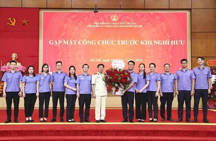 Tập thể Văn phòng VKSND TP Hà Nội tặng hoa chúc mừng đồng chí Nguyễn Văn Dũng tại buổi gặp mặt.