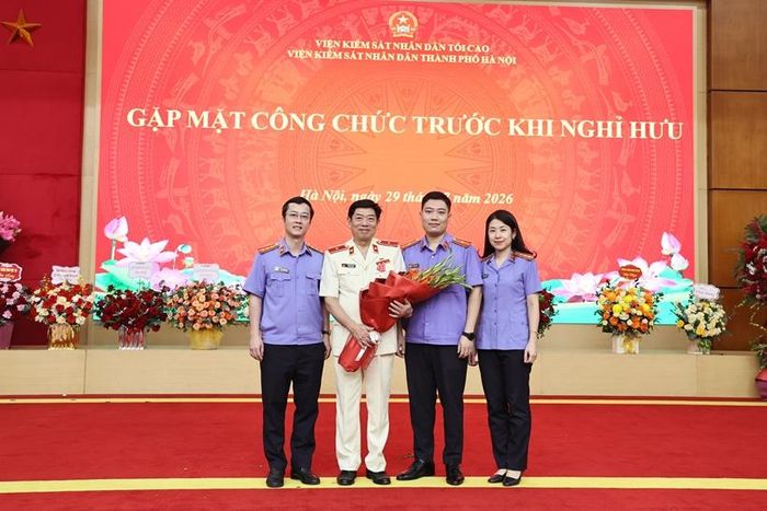 Các đồng chí trong Ban chấp hành Đoàn Thanh niên VKSND TP Hà Nội tặng hoa chúc mừng đồng chí Nguyễn Văn Dũng.