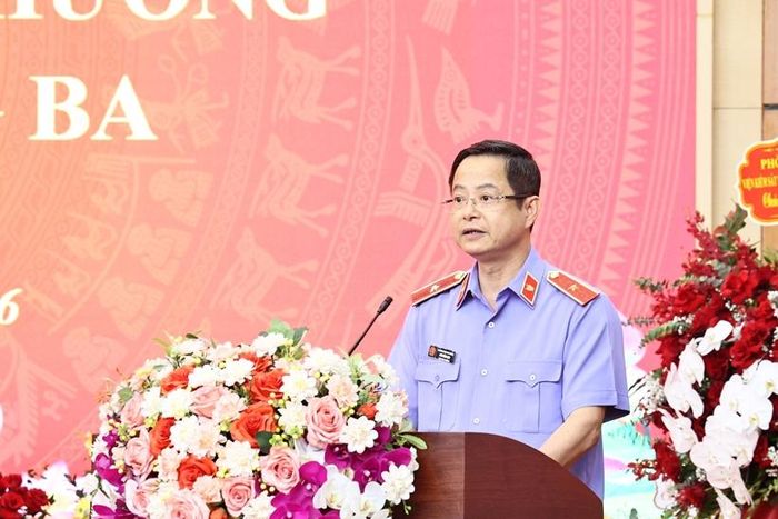 Đồng chí Ngô Hồng Sơn, Phó Viện trưởng VKSND TP Hà Nội công bố quyết định của Chủ tịch nước về việc tặng thưởng Huân chương Lao động hạng Ba cho đồng chí Nguyễn Văn Dũng.