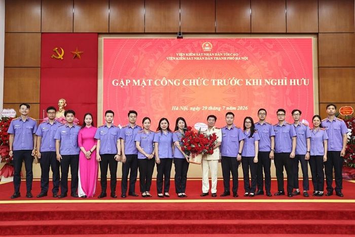 Đoàn Thanh niên VKSND TP Hà Nội tặng hoa chúc mừng đồng chí Nguyễn Văn Dũng tại buổi gặp mặt.