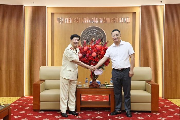 Đồng chí Nguyễn Thành Long, Thành ủy viên, Trưởng Ban Nội chính Thành ủy Hà Nội tặng hoa chúc mừng đồng chí Nguyễn Văn Dũng.