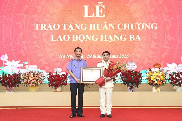 Đồng chí Nguyễn Duy Giảng, Phó Viện trưởng VKSND tối cao trao Huân chương Lao động hạng Ba của Chủ tịch nước tặng đồng chí Nguyễn Văn Dũng.