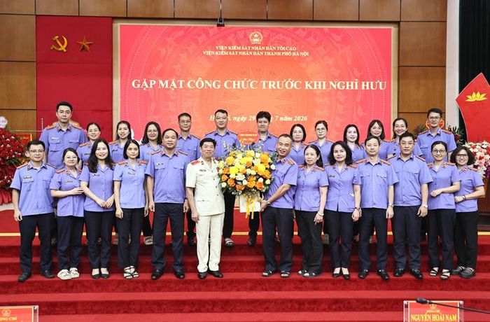 Tập thể Phòng 2, VKSND TP Hà Nội tặng hoa chúc mừng đồng chí Nguyễn Văn Dũng tại buổi gặp mặt.
