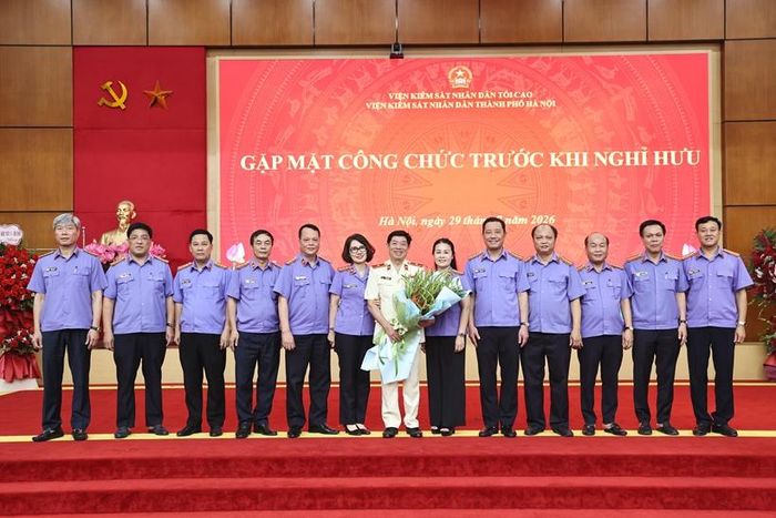 Các đồng chí lãnh đạo VKSND khu vực tặng hoa chúc mừng đồng chí Nguyễn Văn Dũng tại buổi gặp mặt.